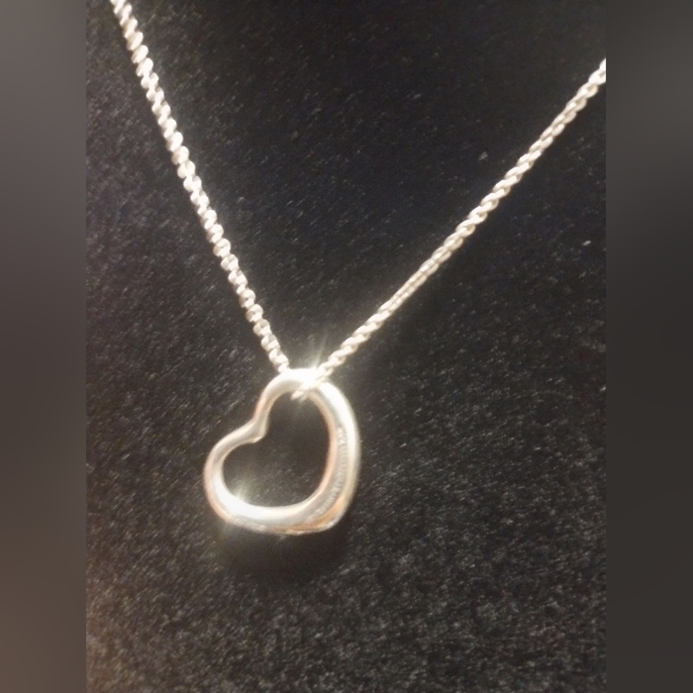 Tiffany & Co. Silver Heart Necklace with pouch and box - Picture 3 of 9
